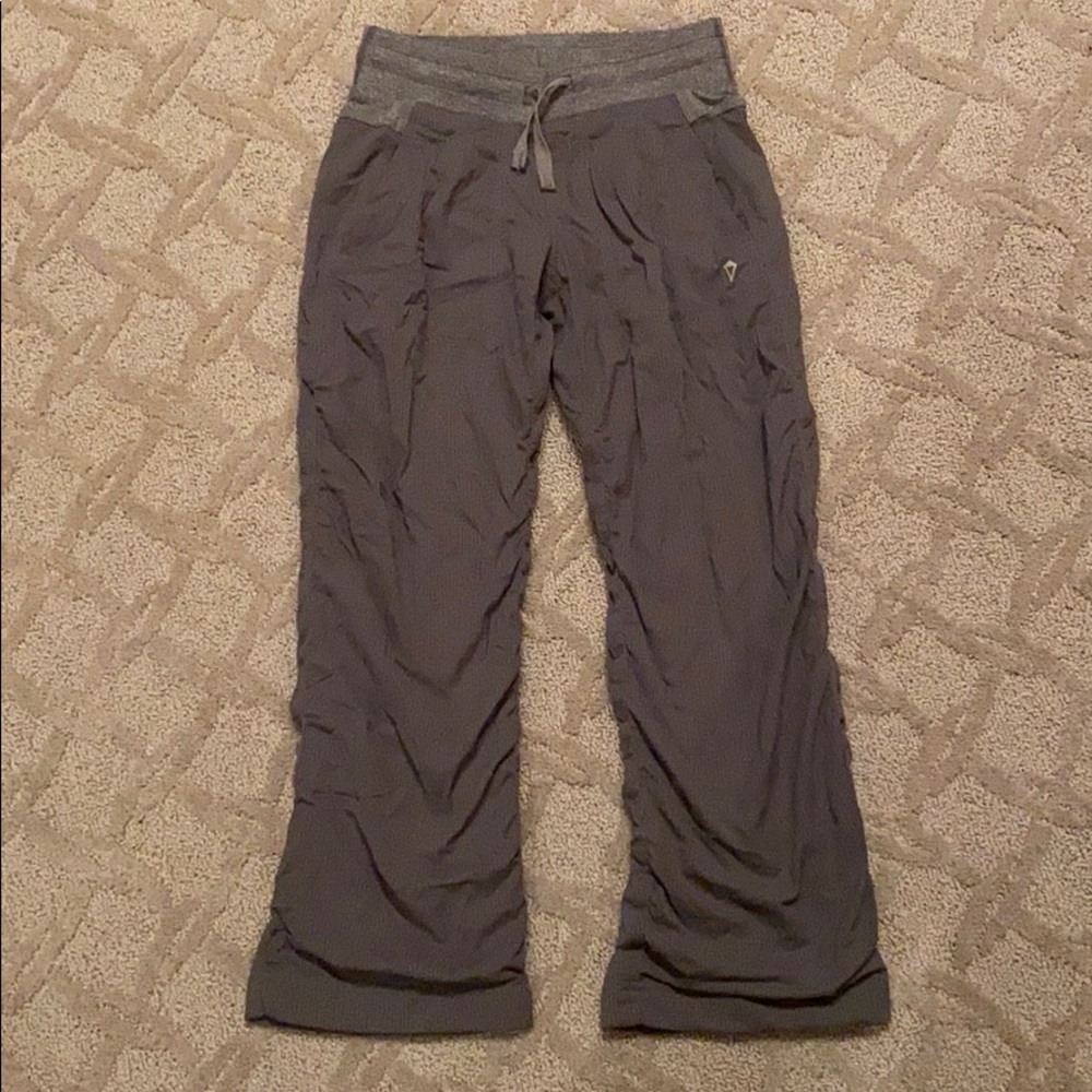 Ivivva ECU girl’s gray pants size 10